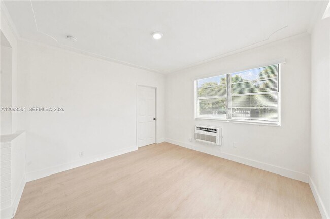 Building Photo - 119 NE 56th St