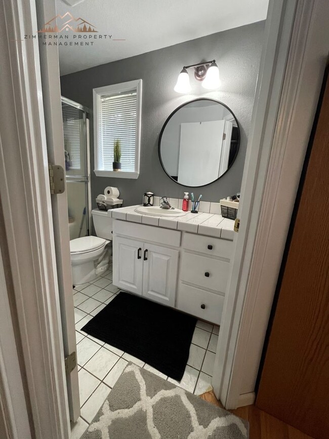 Building Photo - Beautiful Thurston 3 bedroom 2 bathroom HO...