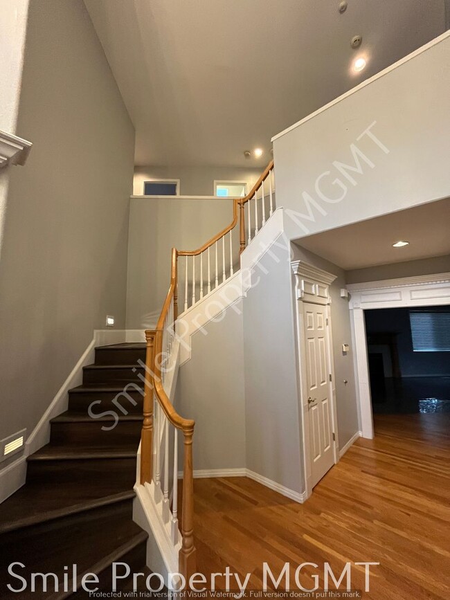 Building Photo - single house