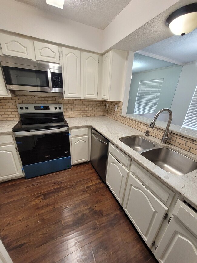 Building Photo - 1 bed 1 bath unit at Sagewood Condominums