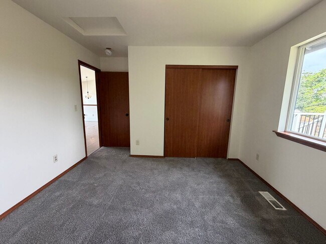 Building Photo - Now renting 4 bedroom House