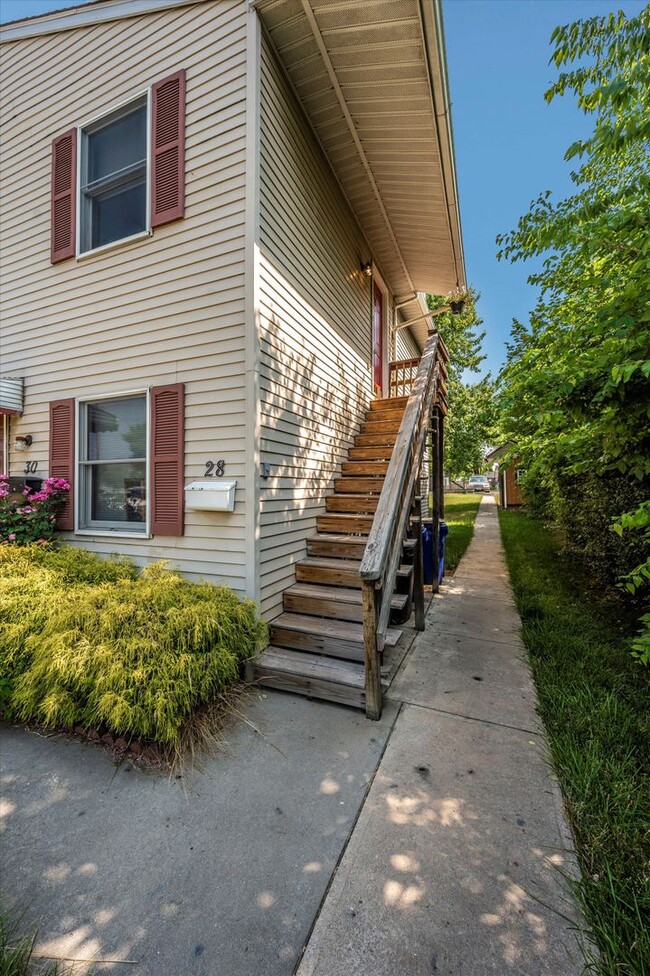 Building Photo - Apartment w/Parking