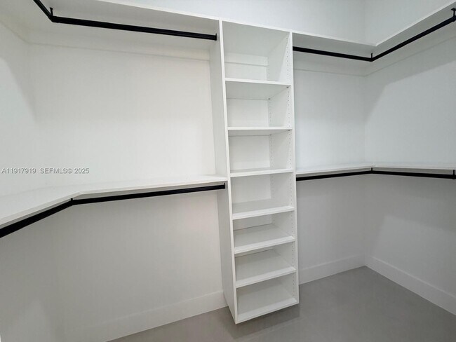 Building Photo - 1144 Mobley St E