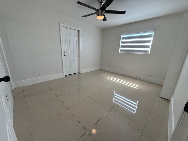 Building Photo - 2300 SW 43rd Terrace