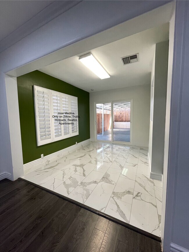 Building Photo - 3500 Pickwick Dr