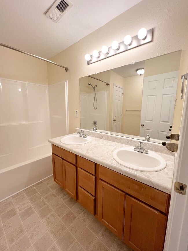 Building Photo - 528 Luxury Dr
