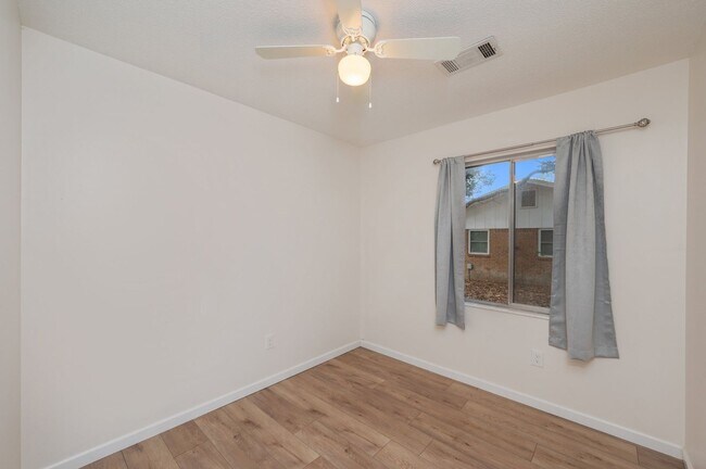 Building Photo - Renovated 3 bedroom house in Niceville!