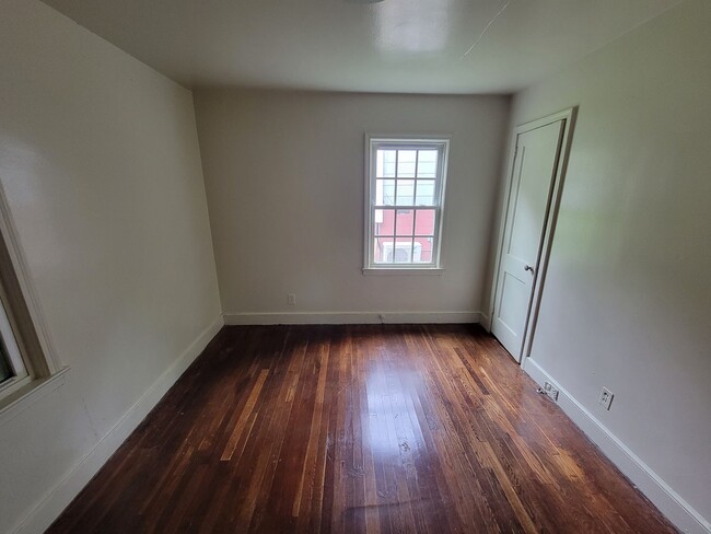 Building Photo - 3 Bedroom 1 Bathroom House