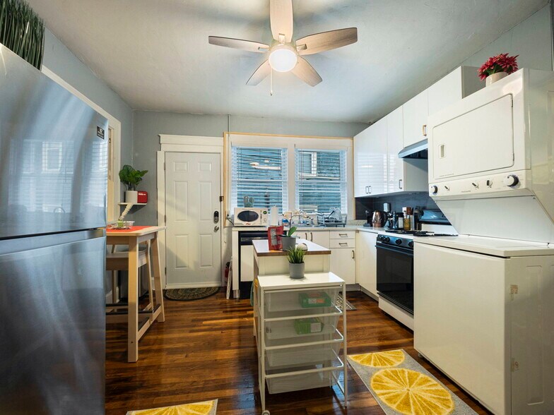 Kitchen with laundry and rear private entry. - 810 Monroe Dr NE