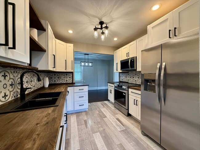 Building Photo - Charming 4-Bedroom Home with Modern Updates, Large Yard & Garage – Pet Friendly!