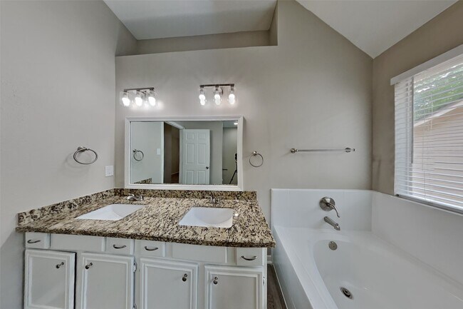 Building Photo - 16834 Scenic Gardens Dr