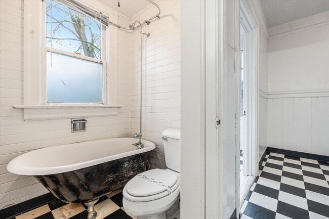 Building Photo - Great deal on a plex in Goose Hollow!