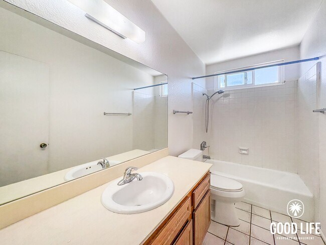 Building Photo - SD: Stunning 4BD/3BA Home in Vista with Panoramic Views, Private Balcony & Large Yard