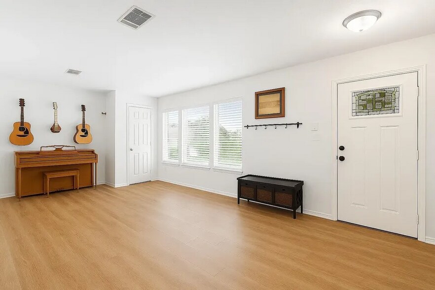 Building Photo - 2105 Zeppelin Dr