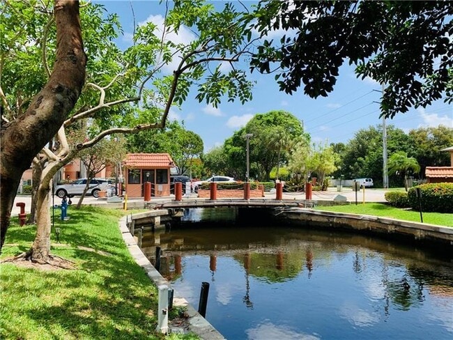 Building Photo - 900 River Reach Dr