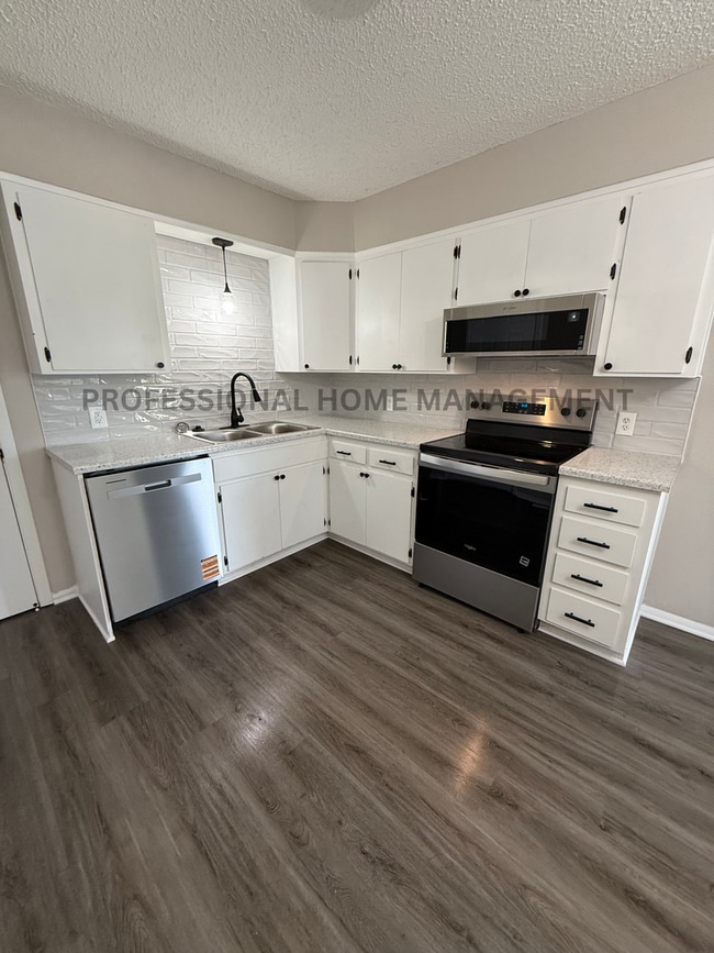 Building Photo - Open House 6/24 12:30-1! Bright, Fresh & F...