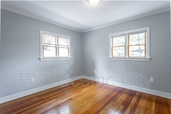 Building Photo - 513 Lytle St
