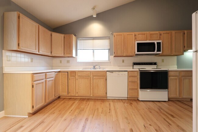 Building Photo - SPACIOUS 3 BEDROOM 2 BATH W/2 CAR GARAGE