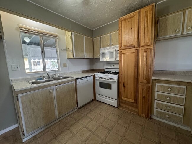 Building Photo - Spacious Rental in Bullhead City