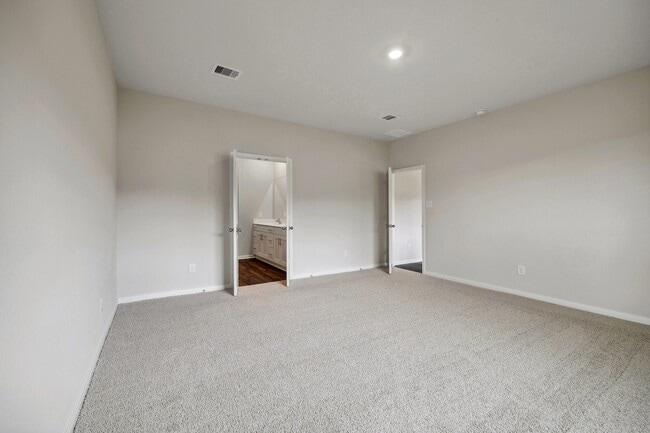 Building Photo - 668 Spur Ct