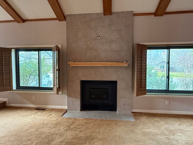 Building Photo - Beautiful expansive home for lease