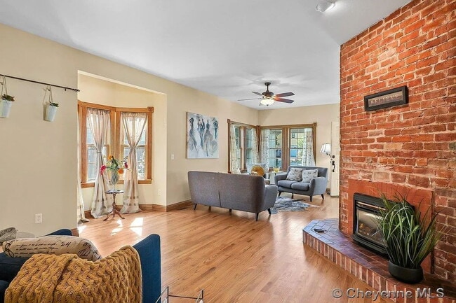 Building Photo - Charming Three Bedroom Home!