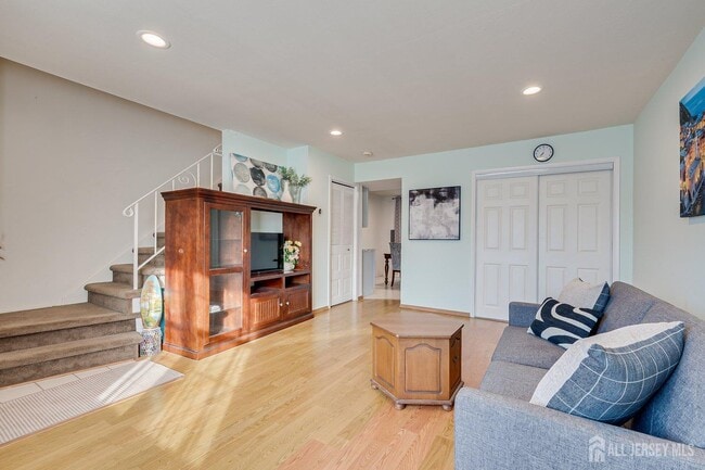 Building Photo - 7 Quail Run Dr