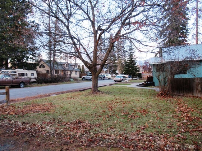Building Photo - 3 bedroom home with detached 2 car Garage