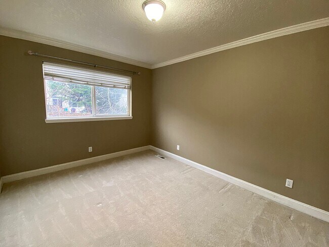 Building Photo - Great NW Home with Fenced Yard, Large Gara...