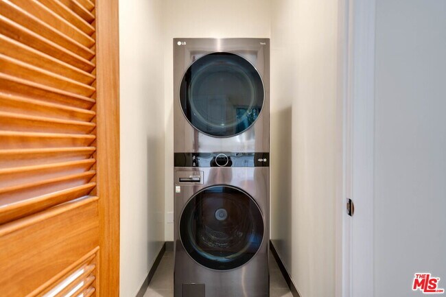 Building Photo - 1411 Cloverfield Blvd