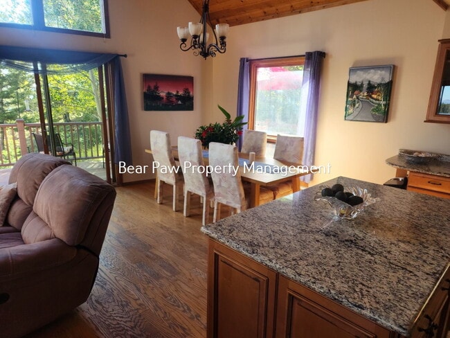 Building Photo - "Charming 3-Bedroom Mountain Retreat in Conifer"