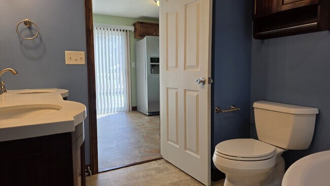 Building Photo - Large 2 bedroom Duplex- LOWER