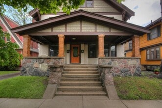 Building Photo - 360 Richard Terrace SE