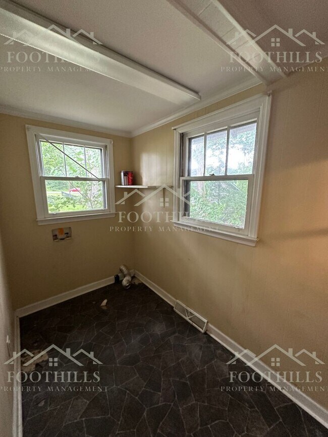 Building Photo - 403 Lewis St