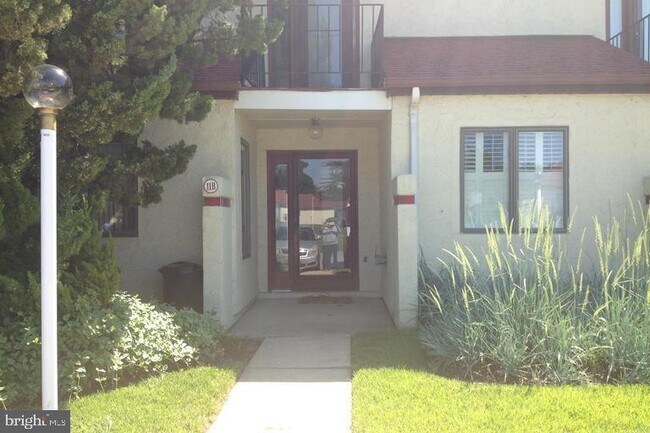 Building Photo - 11 Queen Elizabeth Ct