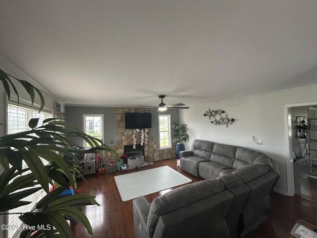 Building Photo - 303 Queenswood Blvd