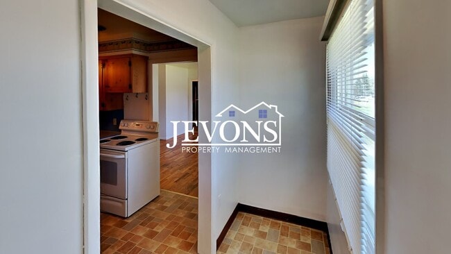 Building Photo - 4105 W Lincoln Ave