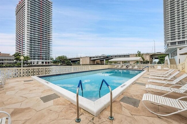 Building Photo - 1825 S Ocean Dr
