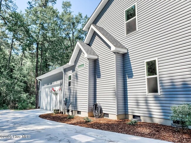 Building Photo - 9 Clarendon Ln