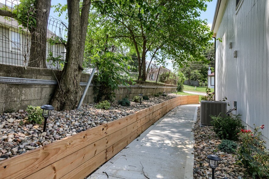 Building Photo - 7105 N Walnut St