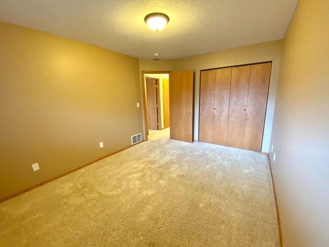 Building Photo - 3 bed Twinhome!!