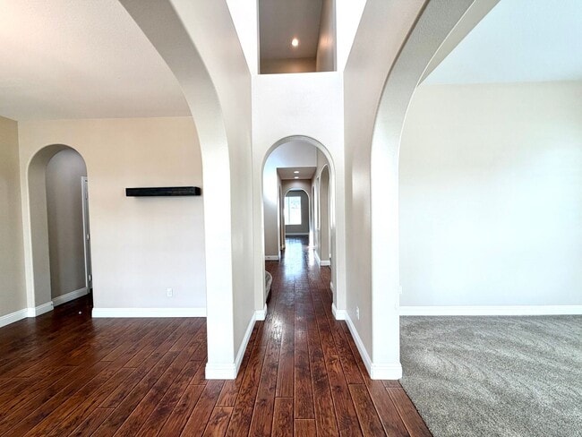 Building Photo - Spacious 5 Bedroom Wolf Creek Home with Balcony, Loft & Secondary Kitchen