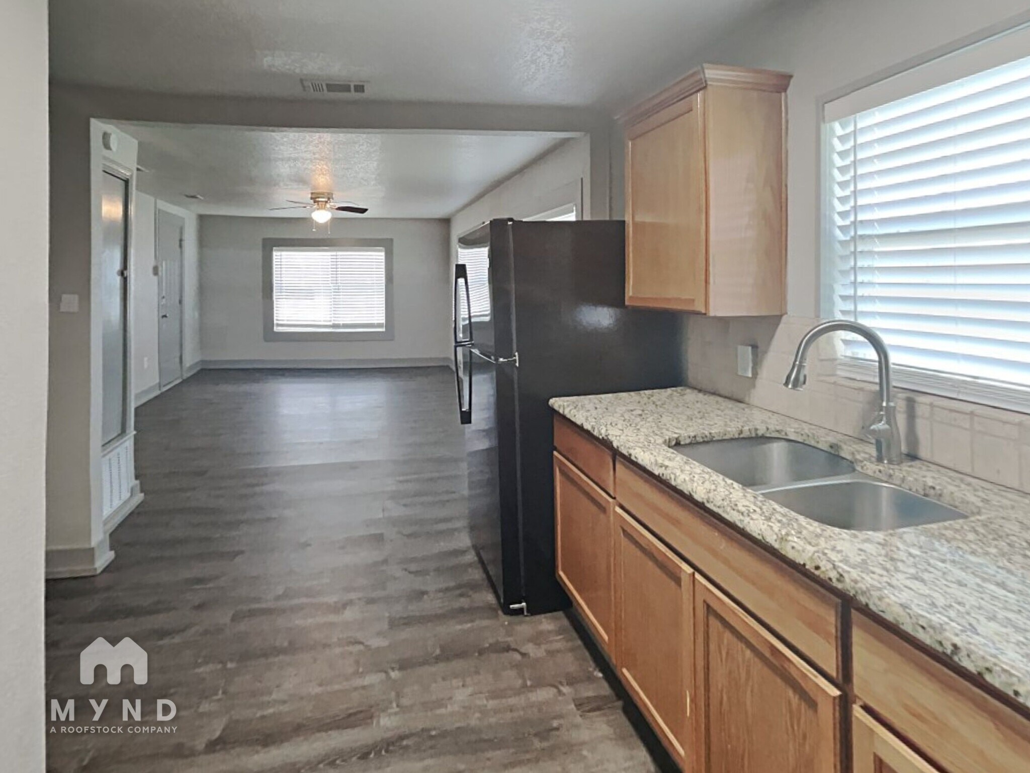 Building Photo - 320 N Main St