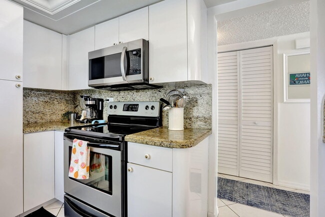 Building Photo - 1069 Hillsboro Mile