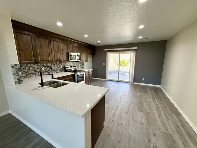 Building Photo - Modern 3 Bed, 2 Bath Home with Open Floor Plan & New Flooring – Fort Mohave- Available Now!