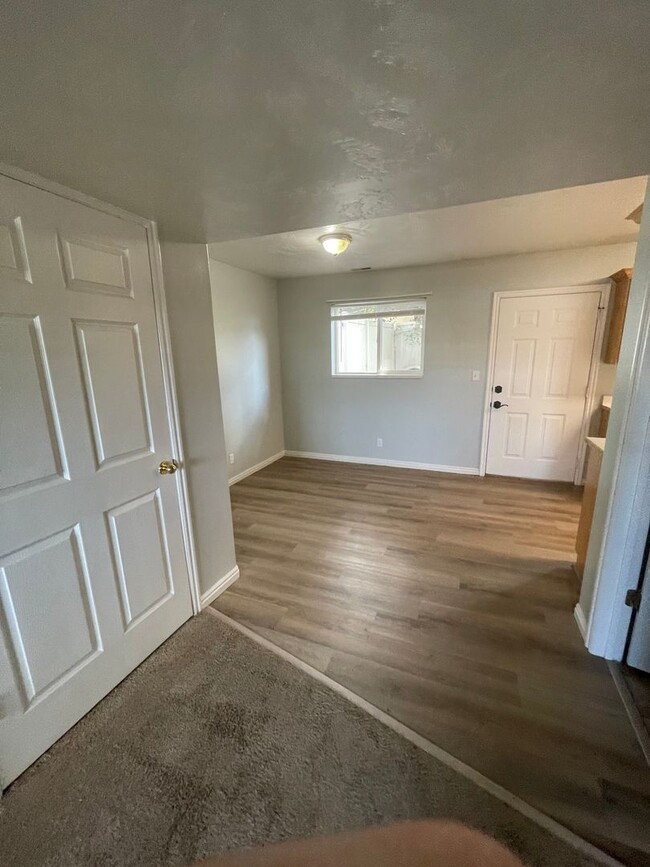 Building Photo - Comfy Spanish Fork Townhome (End Unit)