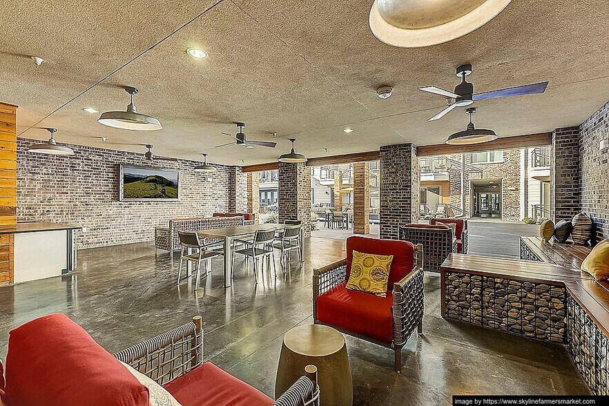 Building Photo - 835 S Good Latimer Expy