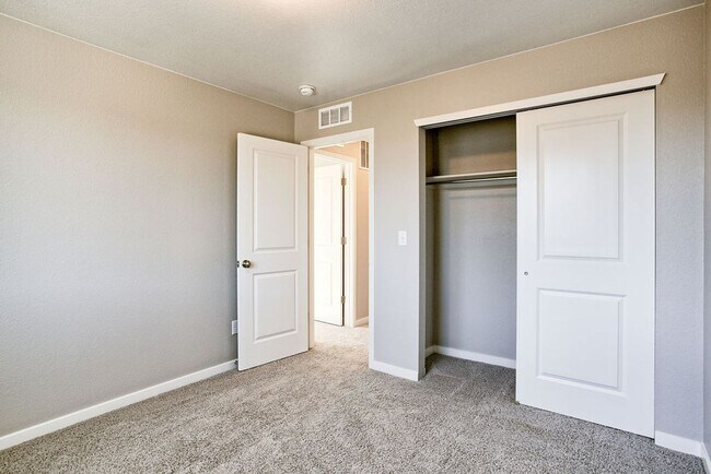 Building Photo - Beautiful 3 Bedroom Townhome in Mosaic