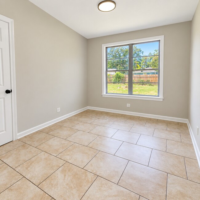 Building Photo - 207 Rosewood Dr