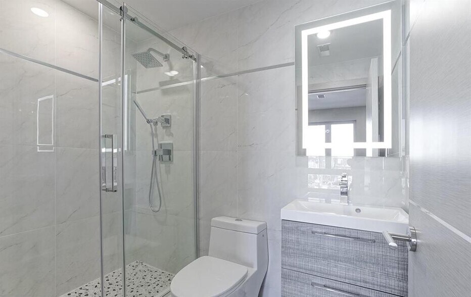 Master bathroom - 1630 Cambridge St